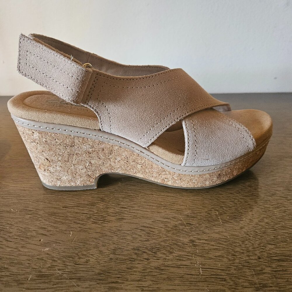 Clarks Women's Giselle Cove 3 inch Wedge Beige Sandal Size 9